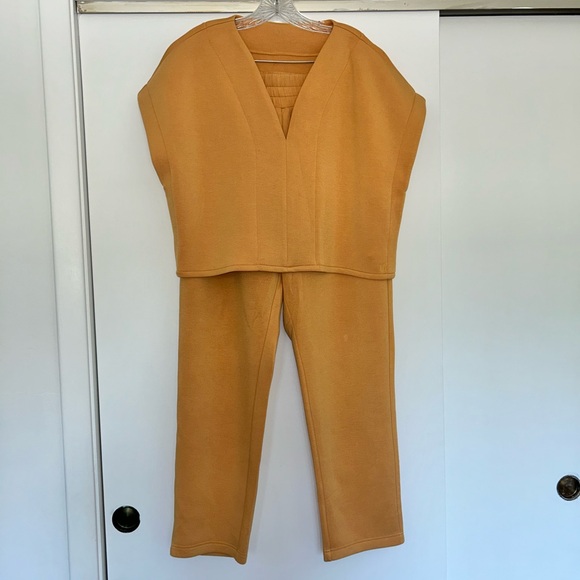 Leze The Label x Hayet Rida 2pc set with Modern Minimalist Design - Picture 1 of 16